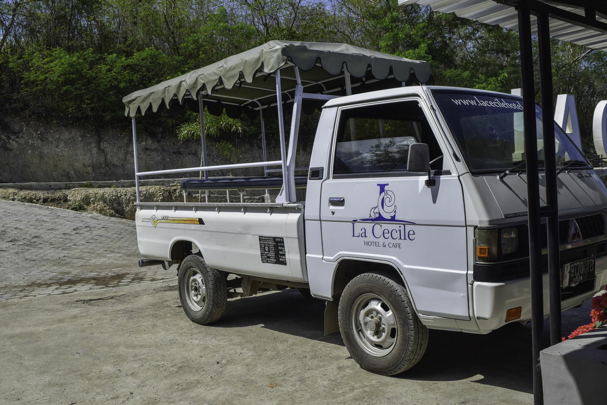 La Cecile Hotel & Cafe Komodo ลาบวนบาโจ ภายนอก รูปภาพ